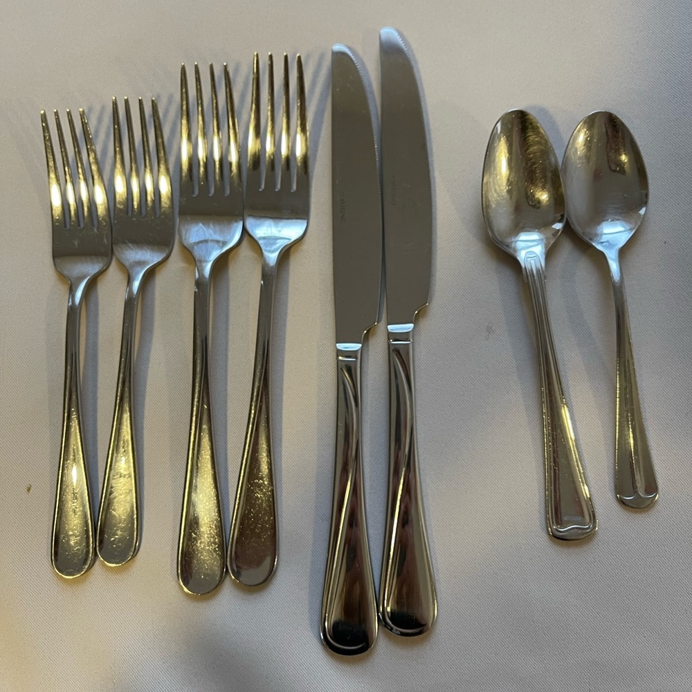 Set of 8 items of 4 forks 2 spoons 2 knives